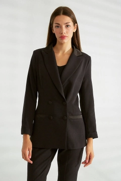Bir model, Robin toptan giyim markasının 26413 - Jacket - Black toptan Ceket ürününü sergiliyor.