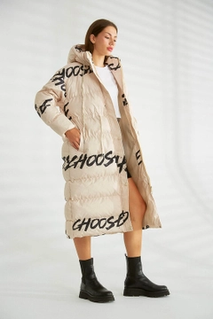 Bir model, Robin toptan giyim markasının 28409 - Coat - Stone toptan Kaban ürününü sergiliyor.