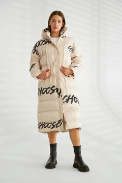 Ein Bekleidungsmodell aus dem Großhandel trägt 28409 - Coat - Stone, türkischer Großhandel Mantel von Robin