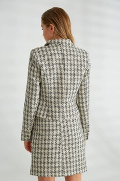 Una modella di abbigliamento all'ingrosso indossa 28415 - Jacket - Ecru, vendita all'ingrosso turca di Giacca di Robin