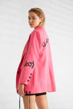 Una modella di abbigliamento all'ingrosso indossa 20188 - Jacket - Fuchsia, vendita all'ingrosso turca di Giacca di Robin
