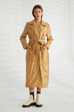 Una modella di abbigliamento all'ingrosso indossa 20207 - Trenchcoat - Beige, vendita all'ingrosso turca di Impermeabile di Robin