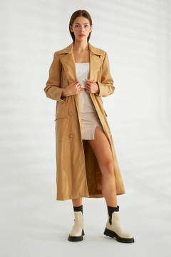 Bir model, Robin toptan giyim markasının 20207 - Trenchcoat - Beige toptan Trençkot ürününü sergiliyor.