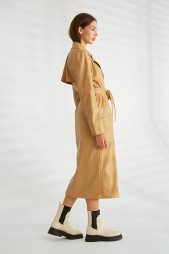 A wholesale clothing model wears 20207 - Trenchcoat - Beige, Turkish wholesale Trenchcoat of Robin