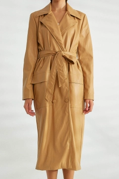 Een kledingmodel uit de groothandel draagt 20207 - Trenchcoat - Beige, Turkse groothandel Trenchcoat van Robin