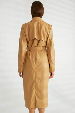 Een kledingmodel uit de groothandel draagt 20207 - Trenchcoat - Beige, Turkse groothandel Trenchcoat van Robin