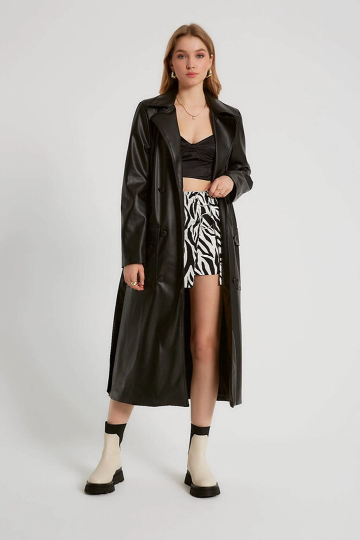 Bir model, Robin toptan giyim markasının 20208 - Trenchcoat - Black toptan Trençkot ürününü sergiliyor.