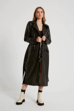 Ένα μοντέλο χονδρικής πώλησης ρούχων φοράει 20208 - Trenchcoat - Black, τούρκικο Καπαρντίνα χονδρικής πώλησης από Robin