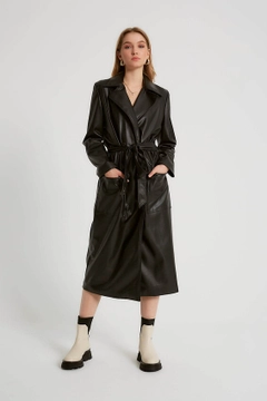 Bir model, Robin toptan giyim markasının 20208 - Trenchcoat - Black toptan Trençkot ürününü sergiliyor.