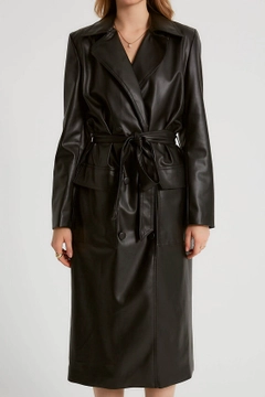 A wholesale clothing model wears 20208 - Trenchcoat - Black, Turkish wholesale Trenchcoat of Robin