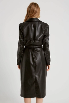 Una modelo de ropa al por mayor lleva 20208 - Trenchcoat - Black, Gabardina turco al por mayor de Robin