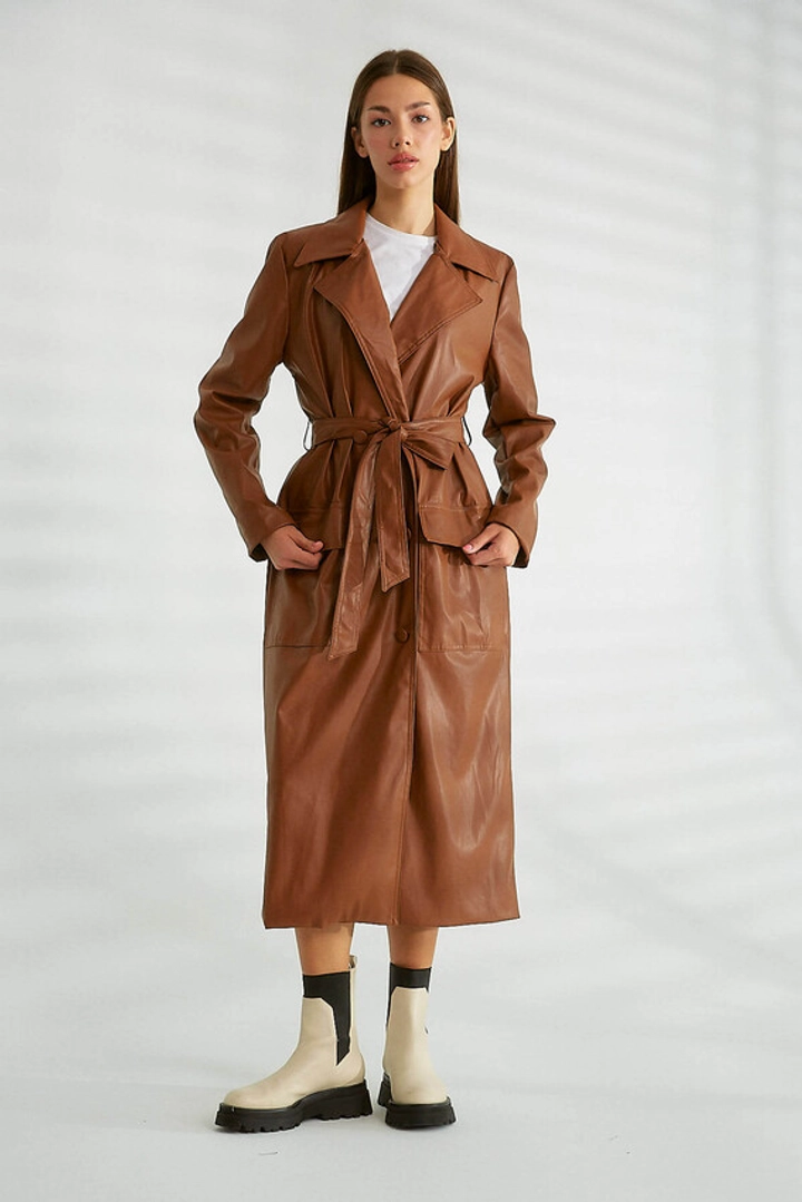 Bir model, Robin toptan giyim markasının 20209 - Trenchcoat - Tan toptan Trençkot ürününü sergiliyor.