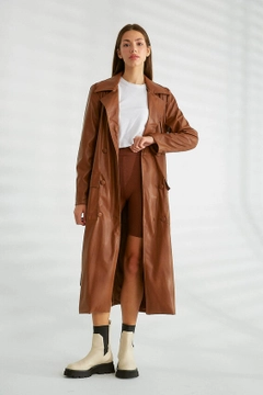 Una modella di abbigliamento all'ingrosso indossa 20209 - Trenchcoat - Tan, vendita all'ingrosso turca di Impermeabile di Robin