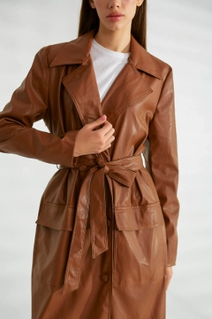 Bir model, Robin toptan giyim markasının 20209 - Trenchcoat - Tan toptan Trençkot ürününü sergiliyor.