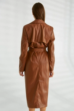 Un mannequin de vêtements en gros porte 20209 - Trenchcoat - Tan, Trench-Coat en gros de Robin en provenance de Turquie