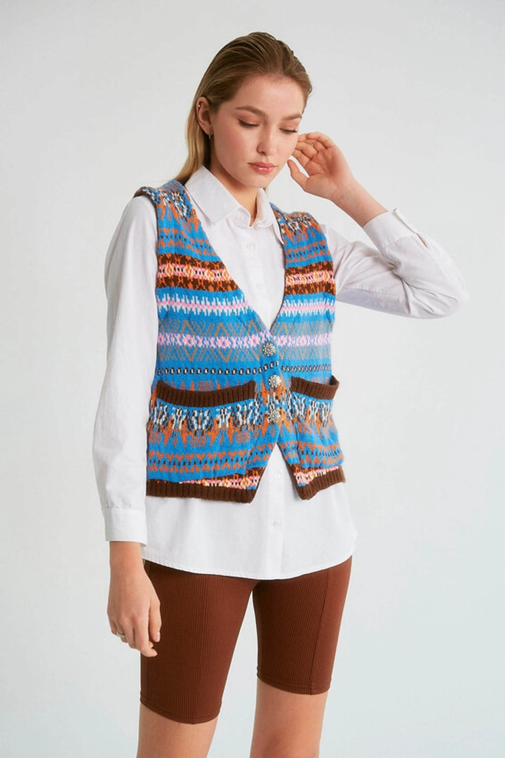 Bir model, Robin toptan giyim markasının 20200 - Knitwear Vest - Brown toptan Yelek ürününü sergiliyor.