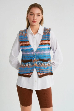 Ένα μοντέλο χονδρικής πώλησης ρούχων φοράει 20200 - Knitwear Vest - Brown, τούρκικο Αμάνικο μπλουζάκι χονδρικής πώλησης από Robin