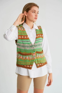 Una modella di abbigliamento all'ingrosso indossa 20201 - Knitwear Vest - Tan, vendita all'ingrosso turca di Veste di Robin