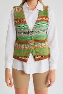 Ein Bekleidungsmodell aus dem Großhandel trägt 20201 - Knitwear Vest - Tan, türkischer Großhandel Weste von Robin