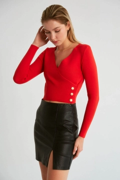 Bir model, Robin toptan giyim markasının 20277 - Knitwear - Red toptan Kazak ürününü sergiliyor.