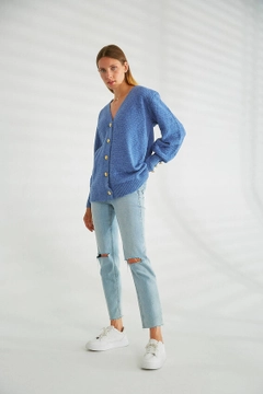 Bir model, Robin toptan giyim markasının 20295 - Knitwear Cardigan - Indigo toptan Hırka ürününü sergiliyor.