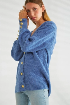 Una modella di abbigliamento all'ingrosso indossa 20295 - Knitwear Cardigan - Indigo, vendita all'ingrosso turca di Cardigan di Robin