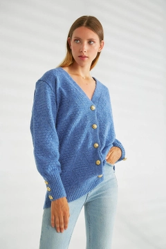 Ένα μοντέλο χονδρικής πώλησης ρούχων φοράει 20295 - Knitwear Cardigan - Indigo, τούρκικο Ζακέτα χονδρικής πώλησης από Robin