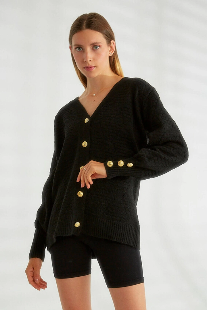 Ένα μοντέλο χονδρικής πώλησης ρούχων φοράει 20297 - Knitwear Cardigan - Black, τούρκικο Ζακέτα χονδρικής πώλησης από Robin