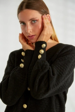 Bir model, Robin toptan giyim markasının 20297 - Knitwear Cardigan - Black toptan Hırka ürününü sergiliyor.
