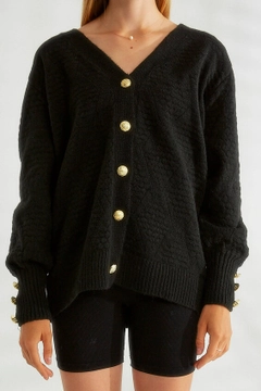 Ein Bekleidungsmodell aus dem Großhandel trägt 20297 - Knitwear Cardigan - Black, türkischer Großhandel Strickjacke von Robin