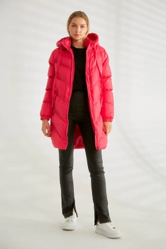 Bir model, Robin toptan giyim markasının 21265 - Coat - Fuchsia toptan Kaban ürününü sergiliyor.