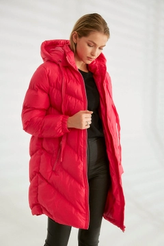 Ein Bekleidungsmodell aus dem Großhandel trägt 21265 - Coat - Fuchsia, türkischer Großhandel Mantel von Robin