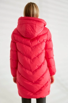 Ein Bekleidungsmodell aus dem Großhandel trägt 21265 - Coat - Fuchsia, türkischer Großhandel Mantel von Robin
