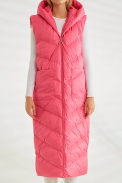Een kledingmodel uit de groothandel draagt 21262 - Vest - Fuchsia, Turkse groothandel Vest van Robin