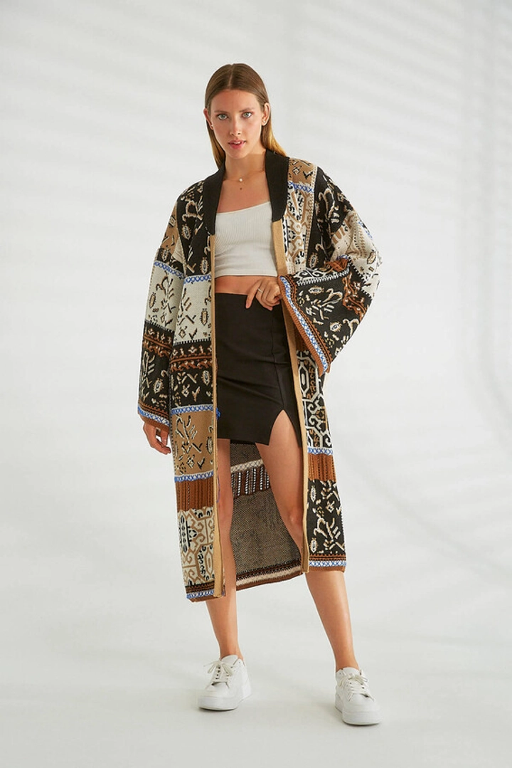Een kledingmodel uit de groothandel draagt 21285 - Knitwear Cardigan - Brown And Black, Turkse groothandel Vest van Robin