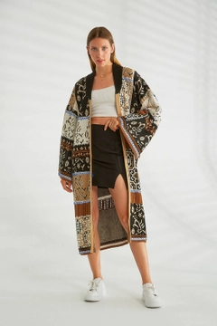Ein Bekleidungsmodell aus dem Großhandel trägt 21285 - Knitwear Cardigan - Brown And Black, türkischer Großhandel Strickjacke von Robin
