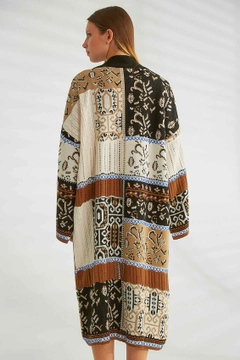 Ein Bekleidungsmodell aus dem Großhandel trägt 21285 - Knitwear Cardigan - Brown And Black, türkischer Großhandel Strickjacke von Robin
