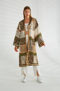 Bir model, Robin toptan giyim markasının 21287 - Knitwear Cardigan - Khaki And Brown toptan Hırka ürününü sergiliyor.