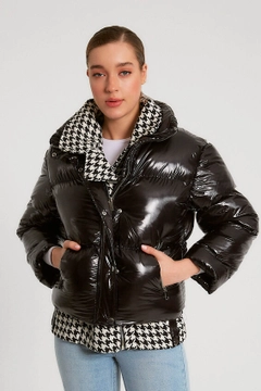 Ein Bekleidungsmodell aus dem Großhandel trägt 21281 - Coat - Black, türkischer Großhandel Mantel von Robin