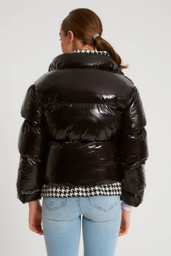 Bir model, Robin toptan giyim markasının 21281 - Coat - Black toptan Kaban ürününü sergiliyor.
