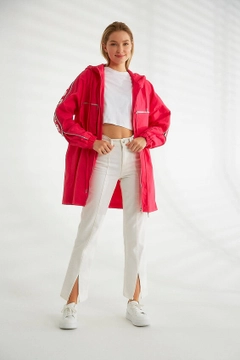 Bir model, Robin toptan giyim markasının 21319 - Trenchcoat - Fuchsia toptan Trençkot ürününü sergiliyor.