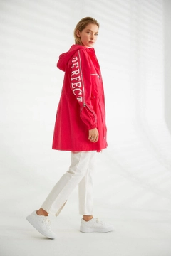 Ένα μοντέλο χονδρικής πώλησης ρούχων φοράει 21319 - Trenchcoat - Fuchsia, τούρκικο Καπαρντίνα χονδρικής πώλησης από Robin