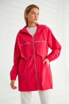 Ein Bekleidungsmodell aus dem Großhandel trägt 21319 - Trenchcoat - Fuchsia, türkischer Großhandel Trenchcoat von Robin
