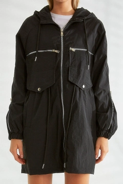Ein Bekleidungsmodell aus dem Großhandel trägt 21322 - Trenchcoat - Black, türkischer Großhandel Trenchcoat von Robin