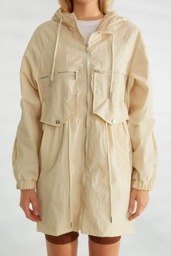 Een kledingmodel uit de groothandel draagt 21323 - Trenchcoat - Stone, Turkse groothandel Trenchcoat van Robin