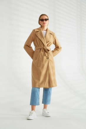 A model wears 21347 - Coat - Camel, wholesale undefined of Robin to display at Lonca