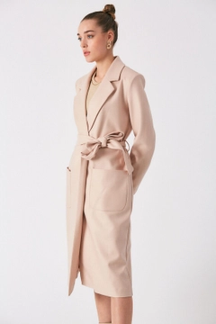 Una modella di abbigliamento all'ingrosso indossa 21357 - Coat - Stone, vendita all'ingrosso turca di Cappotto di Robin