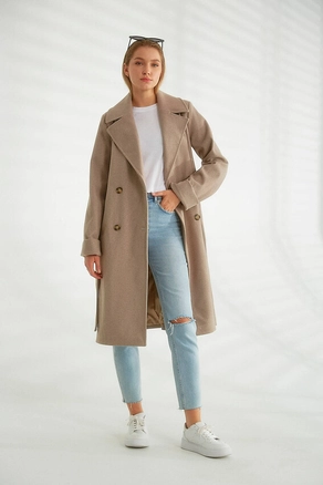 A model wears 21350 - Coat - Mink, wholesale undefined of Robin to display at Lonca