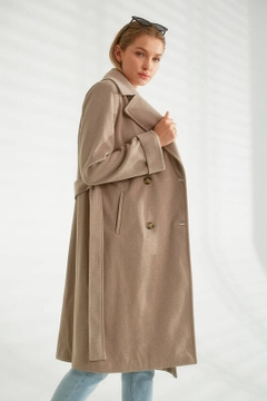 Bir model, Robin toptan giyim markasının 21350 - Coat - Mink toptan Kaban ürününü sergiliyor.