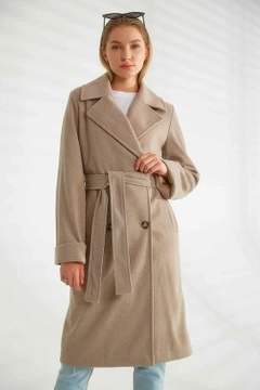 Ein Bekleidungsmodell aus dem Großhandel trägt 21350 - Coat - Mink, türkischer Großhandel Mantel von Robin
